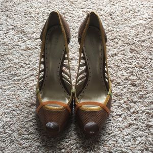 Bcbg girls snakeskin pump